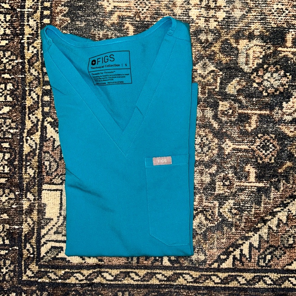 Figs scrub top